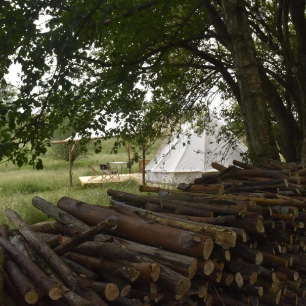 Ancien Moulin de Neffe - Glamping - Tas de bois avec tente en arrière plan