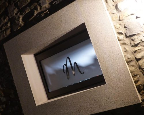 Ancien Moulin de Neffe – Restaurant éphémère Le Temps d’une Saison – Photos de nuit – M Logo – Gros plan fenêtre horizontal